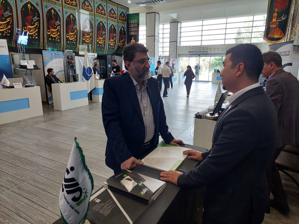 بازدید دکتر انصاری معاون وزیر ارتباطات از غرفه مرکز داده‌امین در کنفرانس زیرساخت اطلاعاتی کشور