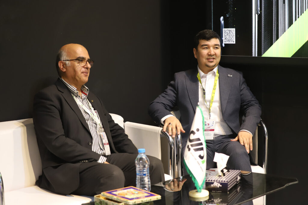 بازدید دکتر معروفی دبیر کل سازمان نظام صنفی رایانه ای کشور از غرفه مرکز داده‌امین در نمایشگاه الکامپ